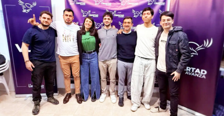 “En este lugar estamos todos los que confiamos y trabajamos para salir del pozo donde nos dejó el kirchnerismo”, expresó Agustín Coto en una reunión con los vecinos de&nbsp;Ushuaia