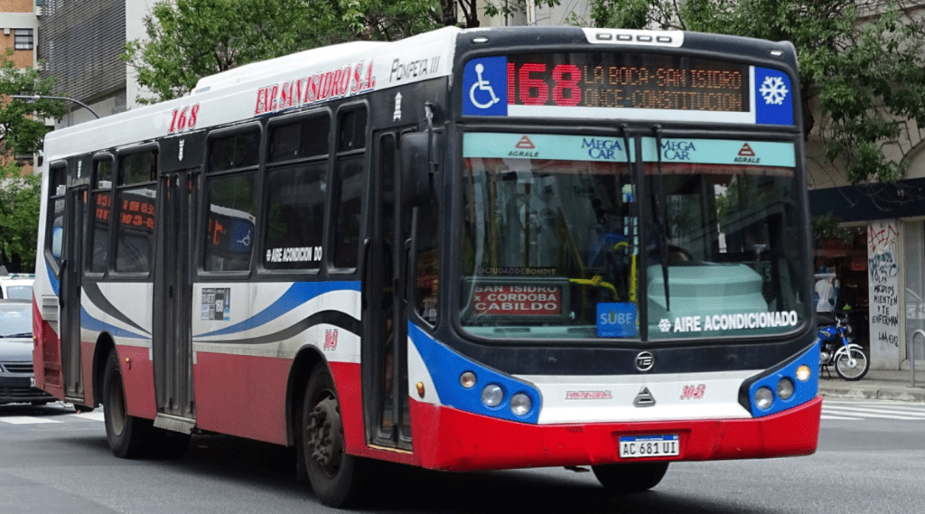 Choque en Colegiales: un colectivo cruzó en rojo y colisionó contra un&nbsp;auto