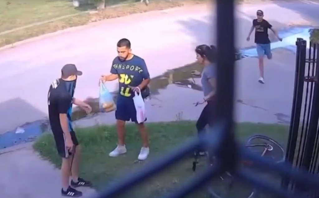 Indefensión en el hogar: Cuatro ladrones atacan y roban a una madre y a su hijo en la puerta de su casa en&nbsp;Córdoba