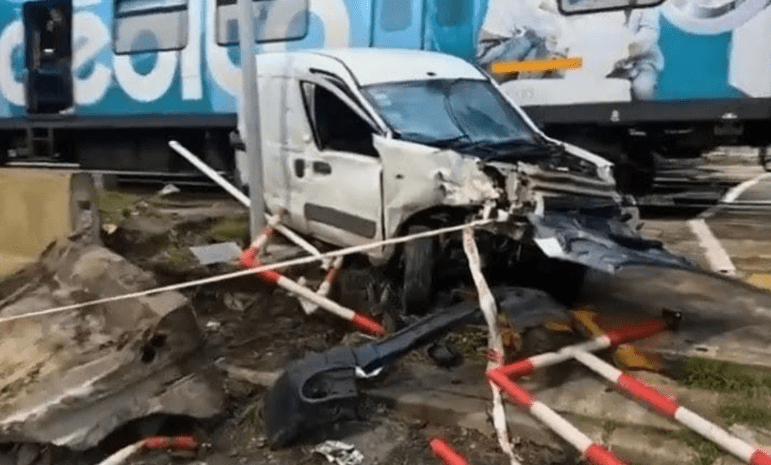 Choque en Ramos Mejía: un tren impactó contra un utilitario en un paso a&nbsp;nivel