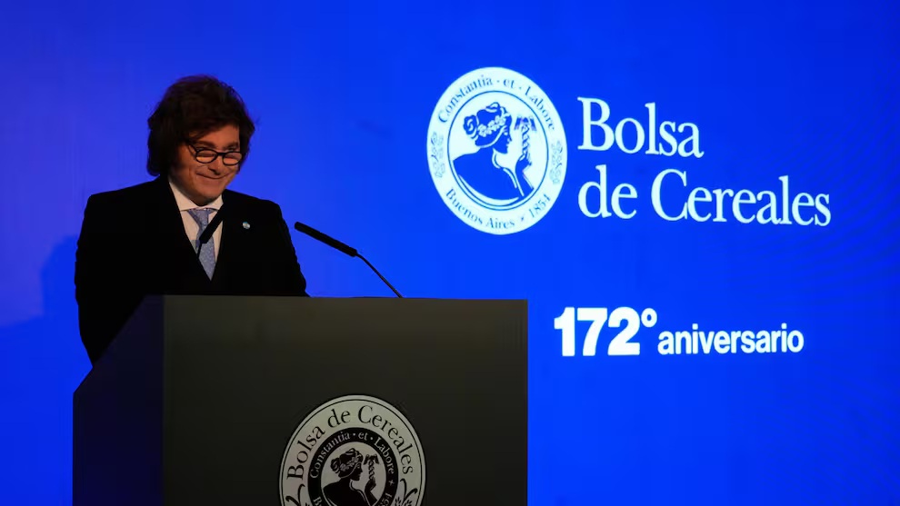 Milei anunció una baja de retenciones para el agro y la&nbsp;industria