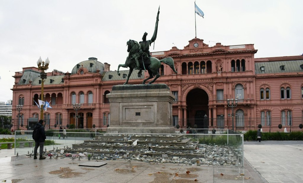 Milei cuestiona que argentinos no lleguen a fin de mes